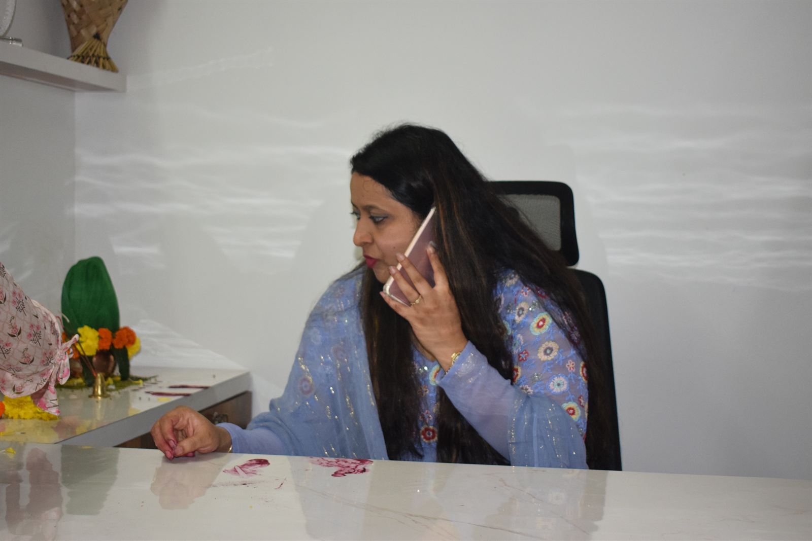 Dietitian Rupal Jasani on a call with a client at her desk