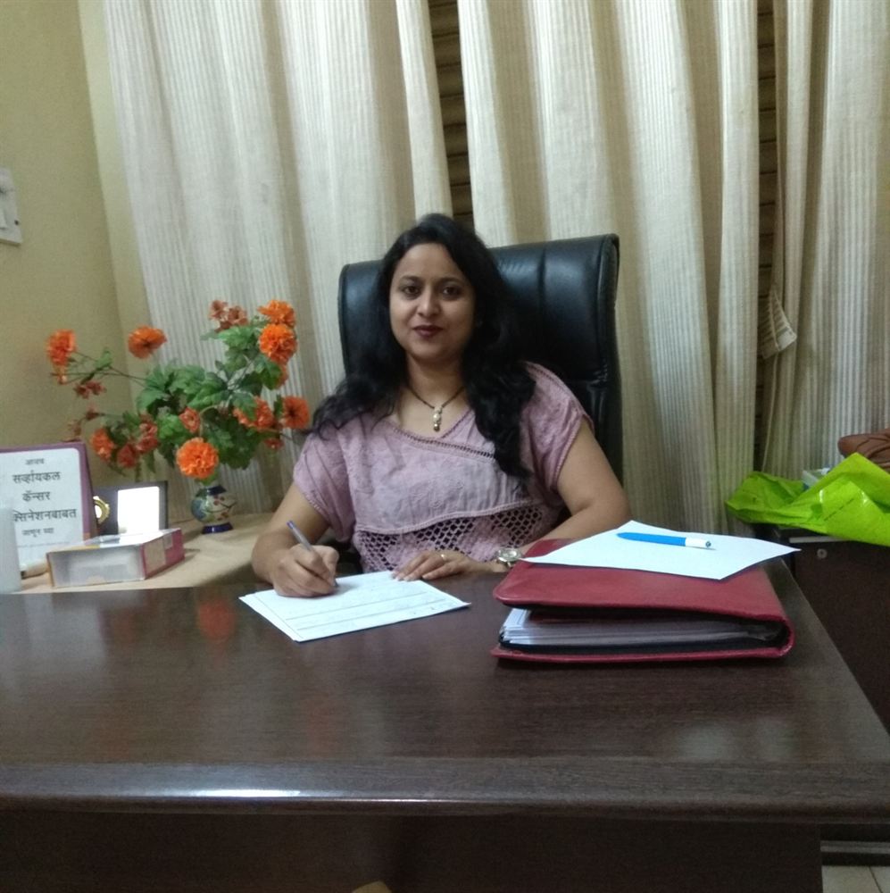 Dietitian Rupal Jasani in consultation